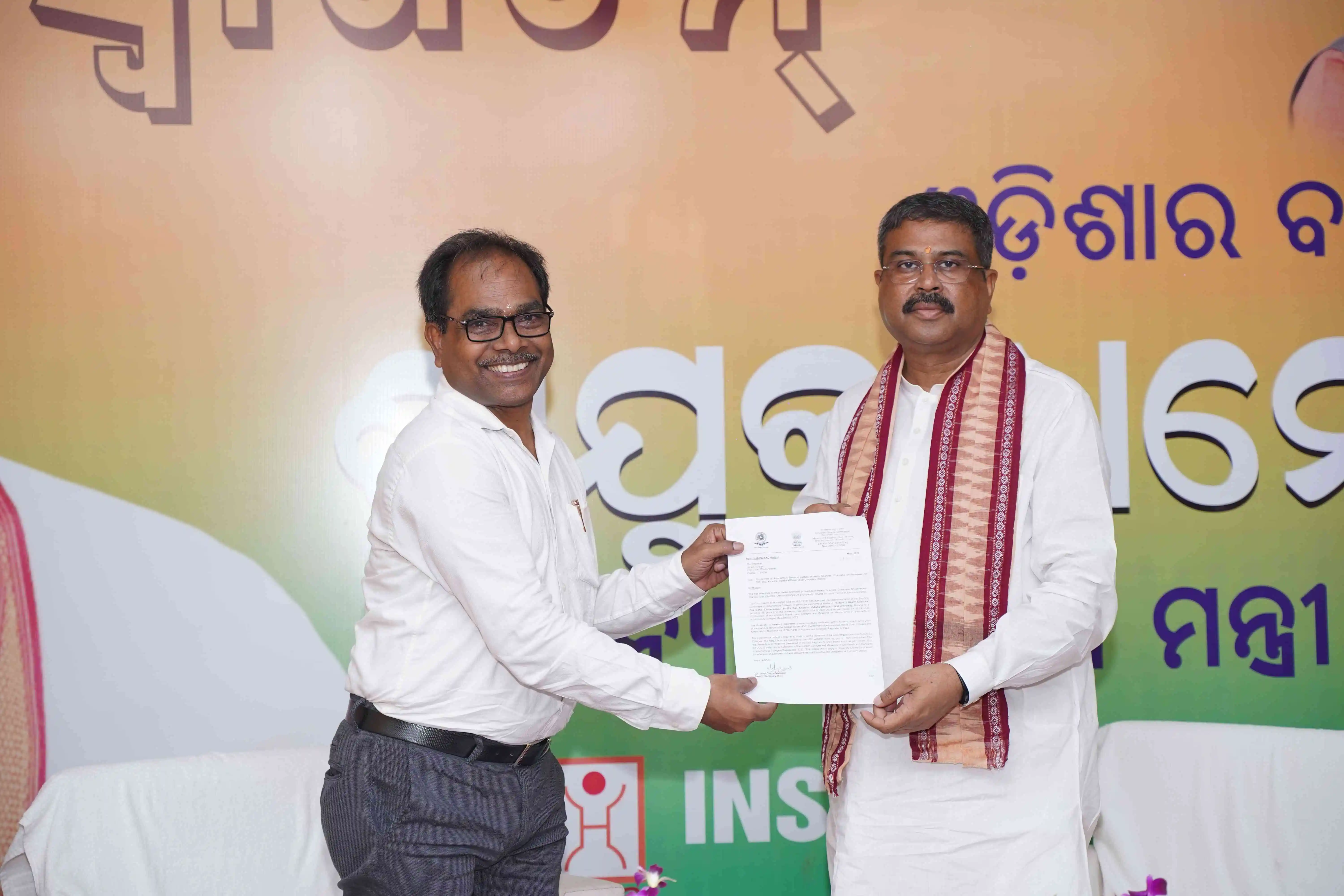 Satya Mohapatra receiving Facilitation from Dharmendra Pradhan